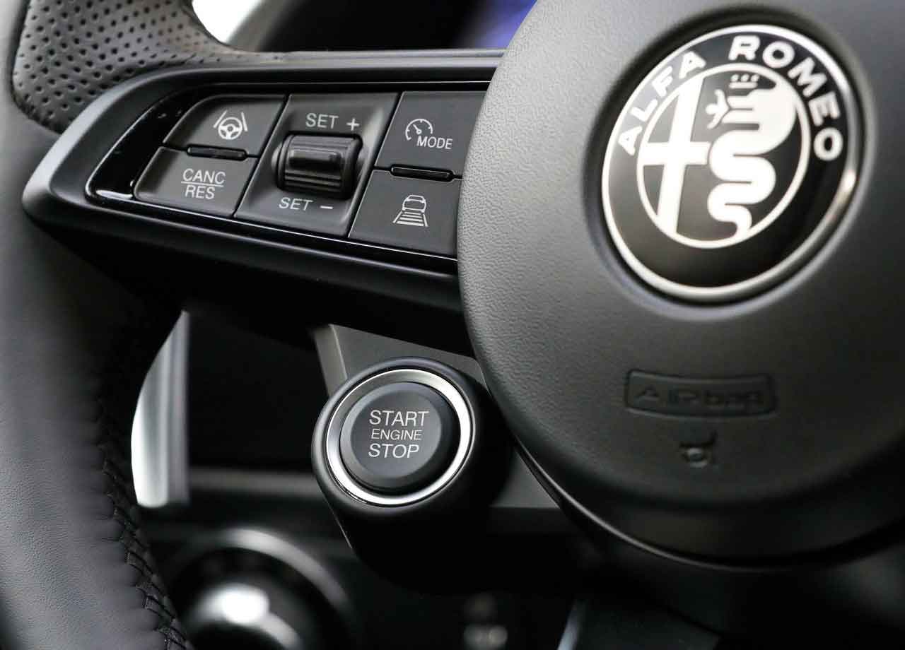 ¿Por qué los Alfa Romeo llevan el botón de arranque en el volante?