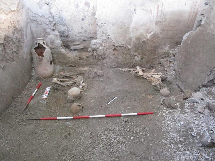 Los científicos descubrieron dos esqueletos en las ruinas de un edificio de Pompeya y llegaron a la conclusión de que sus muertes debieron de producirse por derrumbes de muros provocados por terremotos. Imagen: Parque Arqueológico de Pompeya.