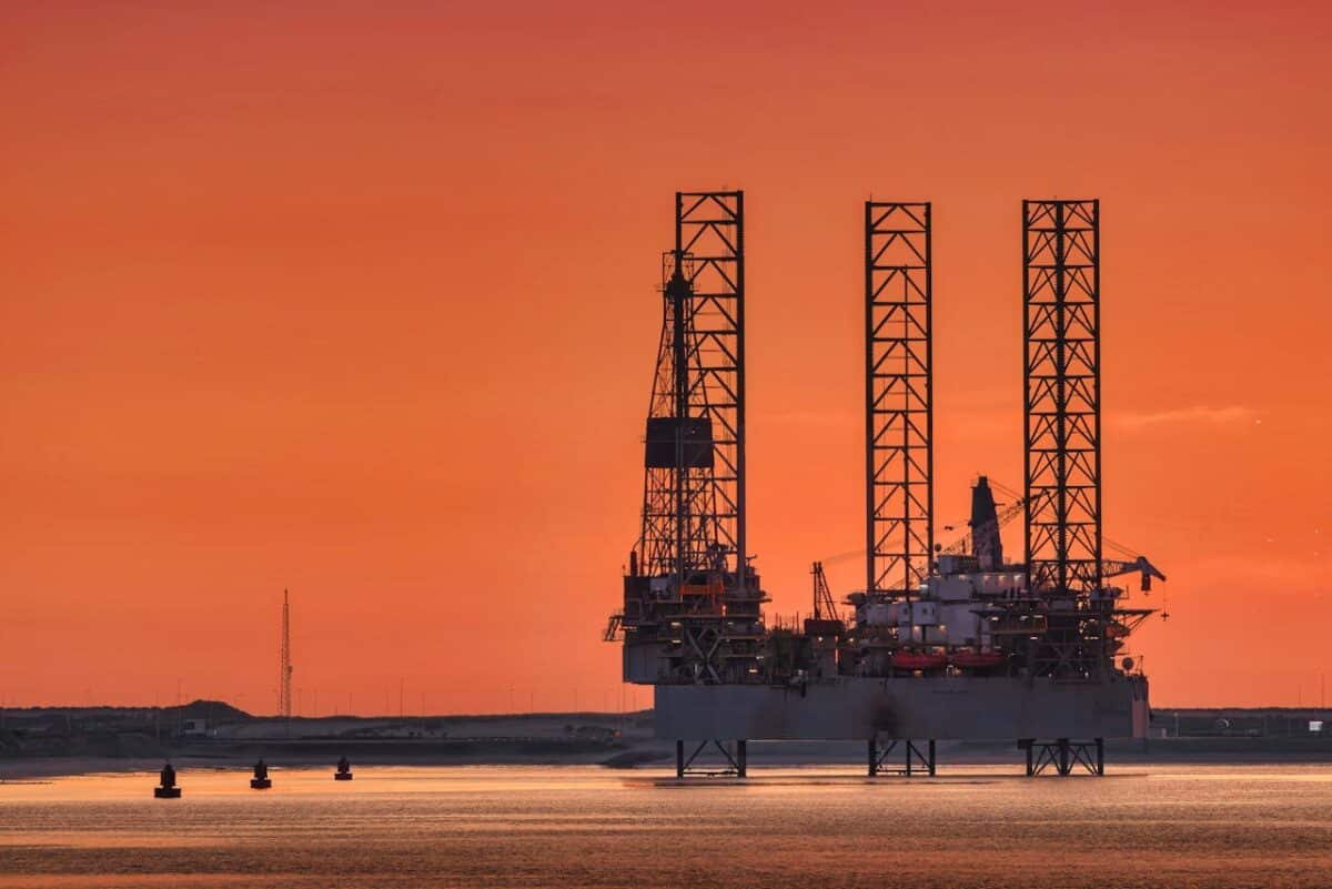 Las plataformas marinas de petróleo y gas multiplican la contaminación por cien veces