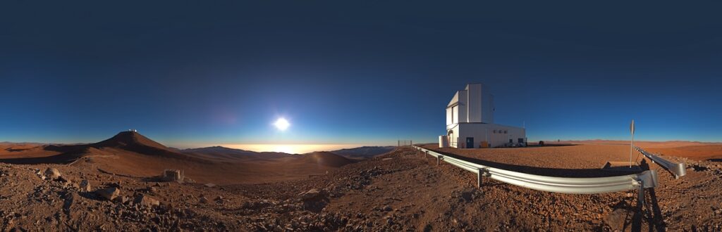 Panorámica de 360 grados de la vista desde el Observatorio Paranal. El telescopio de la derecha es el Visible and Infrared Survey Telescope for Astronomy (VISTA). VISTA es un telescopio de campo amplio diseñado para realizar una serie de sondeos muy amplios del cielo en luz infrarroja. Gracias a su espejo primario bastante grande, de 4 metros de diámetro, estos sondeos mostrarán objetos bastante débiles. El objetivo de estos sondeos es crear grandes catálogos de objetos celestes para estudios estadísticos e identificar nuevos objetivos para el VLT. Enlaces a la versión ampliada de 360x180 grados (con negro) de la imagen