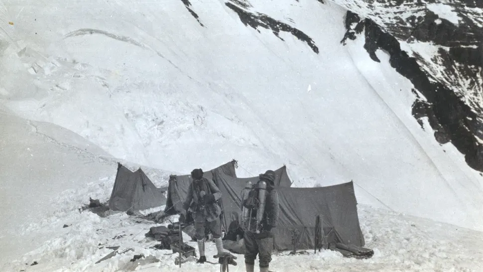 Mallory (izquierda) e Irvine parten hacia su ascenso en la última foto tomada a la pareja. (Crédito de la imagen: Noel E. Odell/Royal Geographical Society)