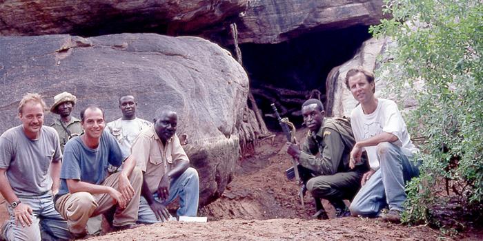 En la década de 1990, un equipo del Kenya Wildlife Service y del Field Museum of Natural History de Chicago encontró una cueva que los leones «devoradores de hombres» habían utilizado en Tsavo, Kenia. El equipo estaba formado por Thomas Gnoske (primera fila, extrema izquierda), Julian Kerbis Peterhans (primera fila, extrema derecha) y Samuel Andanje (segunda fila por la izquierda), biólogo investigador del KWS que, junto con Gnoske y Kerbis Peterhans, coordinó la búsqueda de la cueva. Foto © Thomas Gnoske, 1997