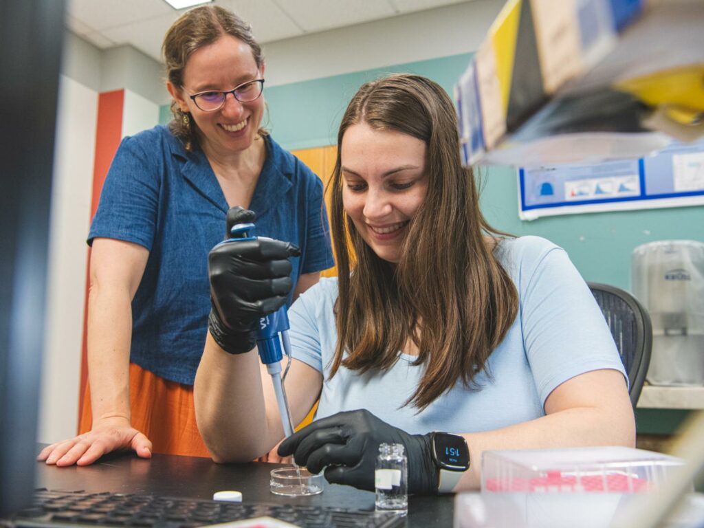 Miriam Freedman (izquierda), profesora de química en Penn State, y Heidi Busse, estudiante de posgrado en Penn State, estudiaron la actividad de congelación de cuatro tipos diferentes de microplásticos para ver cómo podían influir en la formación de nubes.  Crédito: Michelle Bixby / Penn State. Creative Commons