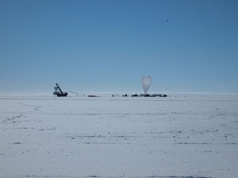ANITA se instaló en la Antártida porque allí hay pocas posibilidades de interferencia con otras señales. Para captar las señales de emisión, se envía un detector de radio a bordo de un globo para que sobrevuele extensiones de hielo y capte lo que se conoce como «lluvias de hielo». Crédito: Stephanie Wissel / Penn State