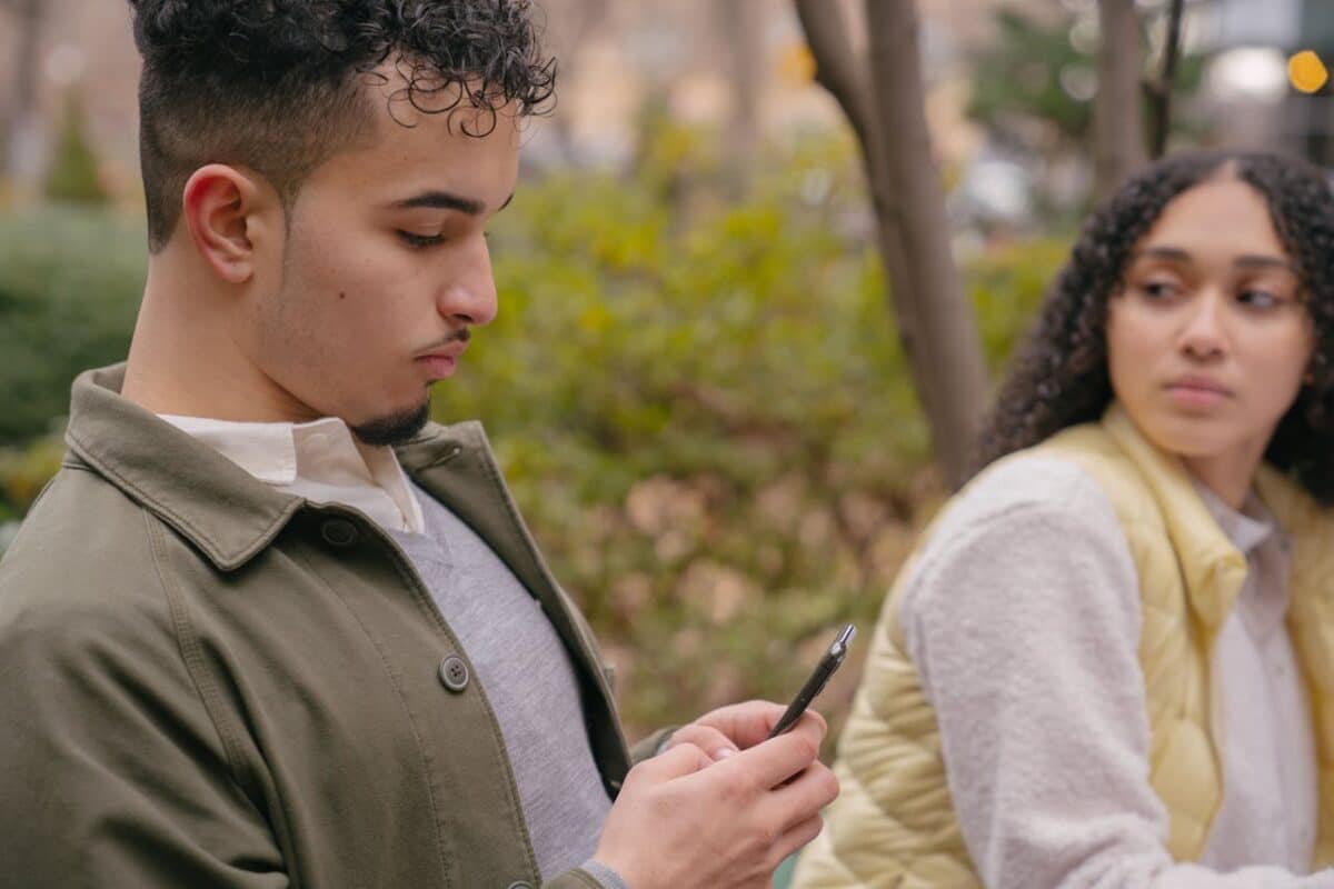 Por qué debes dejar de seguir a tu ex en redes sociales, según un estudio