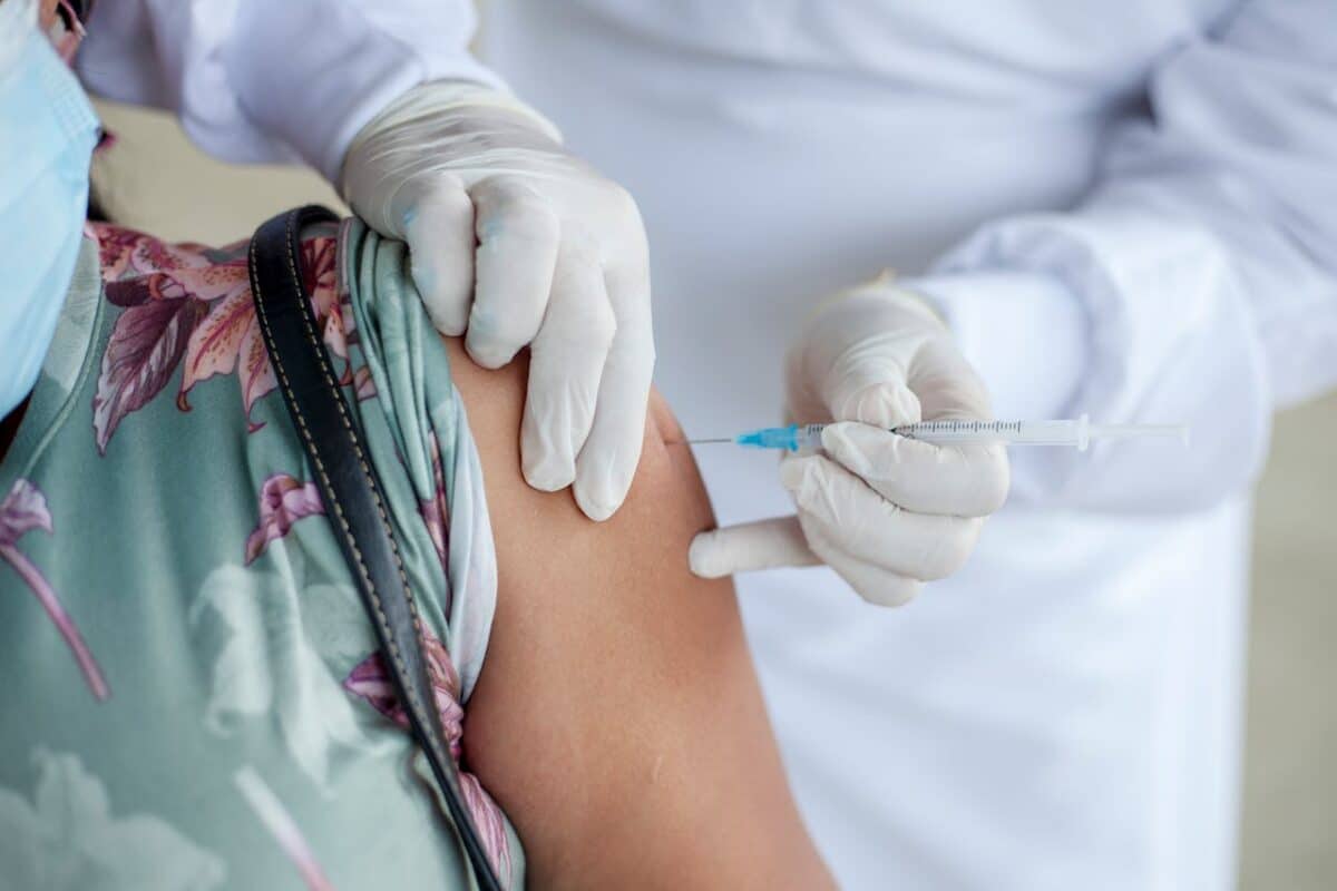 ¿La vacuna de COVID tiene consecuencias? Sí, un 25% menos de riesgo de muerte