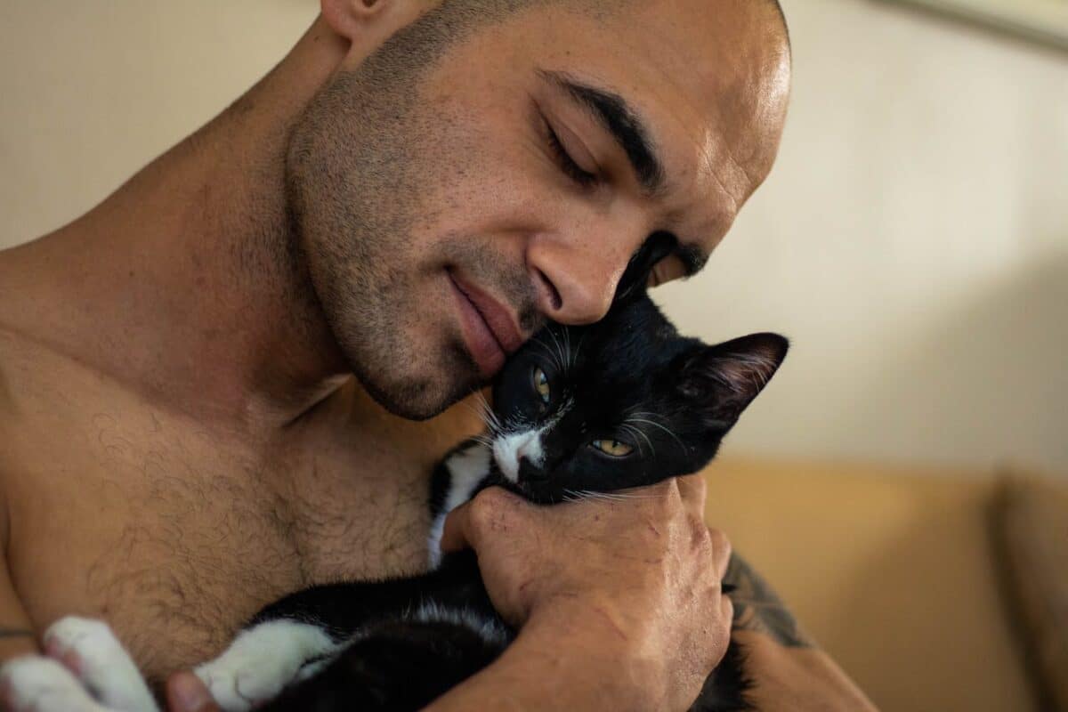 Por qué los gatos maúllan más a los hombres que a las mujeres