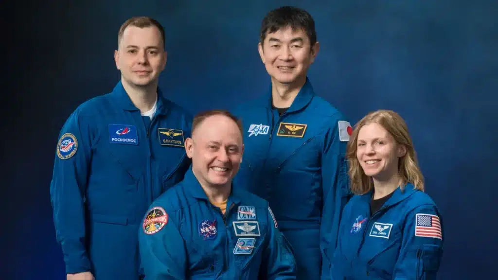 La Estación Espacial Internacional es evacuada por la NASA por una urgencia médica 1 Retrato oficial de la tripulación Crew-11. De izquierda a derecha: el cosmonauta de Roscosmos y especialista de misión Oleg Platonov; el astronauta y piloto de la NASA Mike Fincke; el astronauta y especialista de misión de la JAXA (Agencia Japonesa de Exploración Aeroespacial) Kimiya Yui; y la astronauta y comandante de la NASA Zena Cardman. Crédito de la imagen: NASA