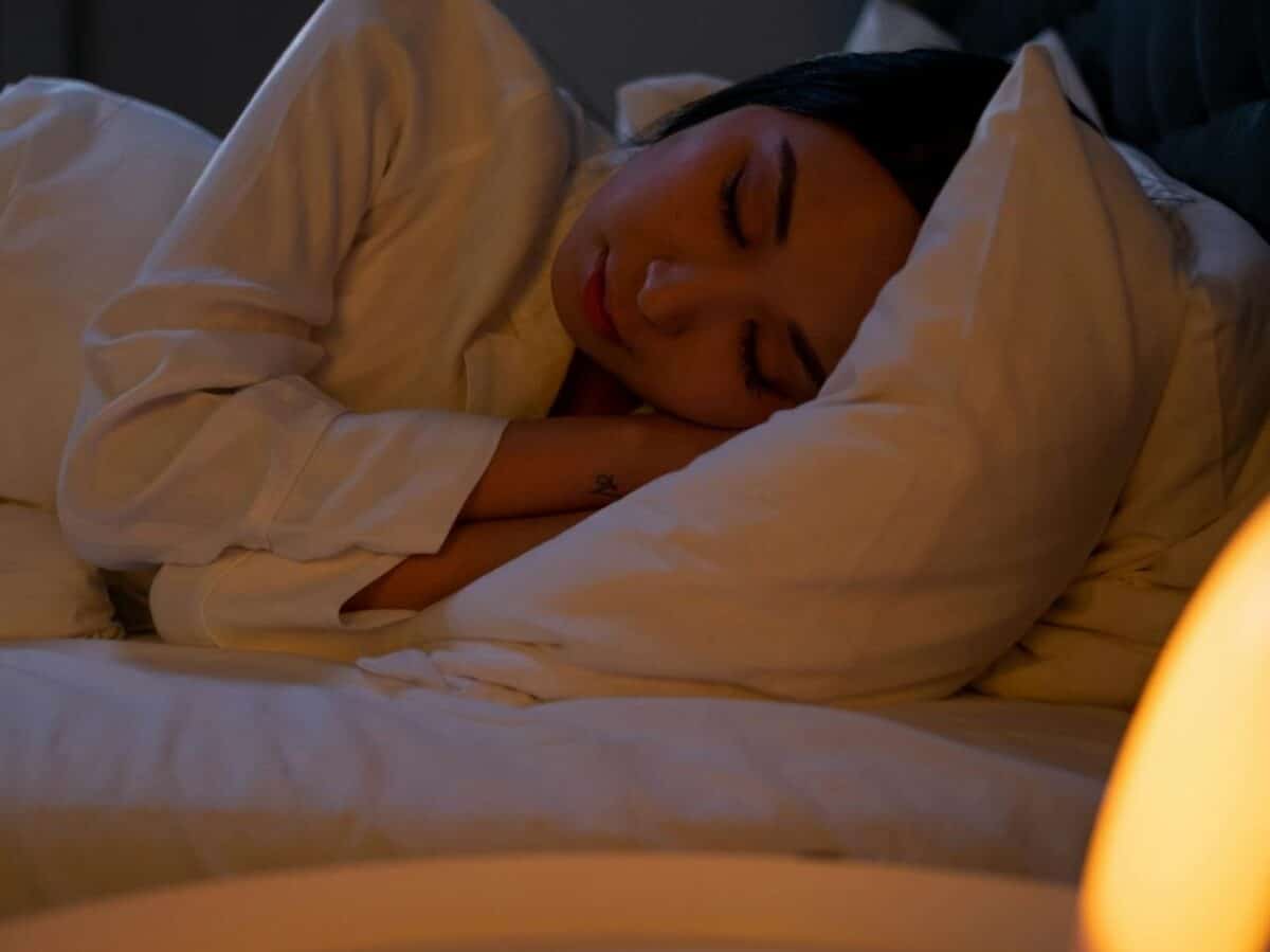 Apaga esa lámpara: la luz para dormir de noche daña a tu cerebro