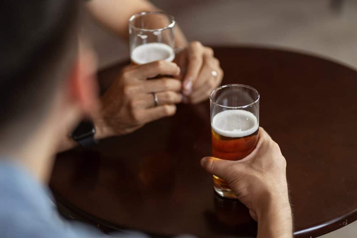 Beber dos cervezas al día es malo: multiplica por dos el riesgo de cáncer de colon y recto, pero hay remedio