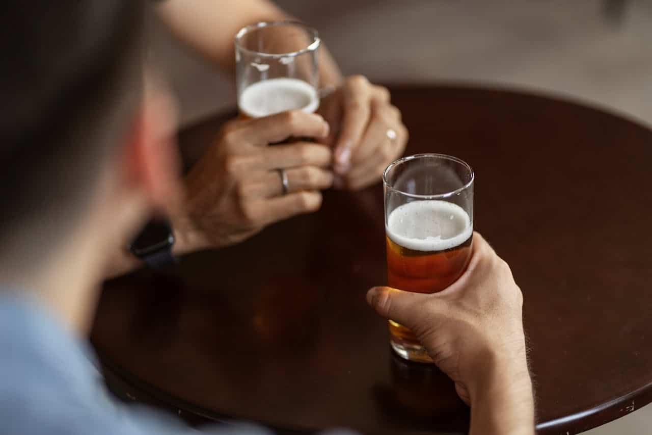 Beber dos cervezas al día es malo: multiplica por dos el riesgo de cáncer de colon y recto, pero hay remedio