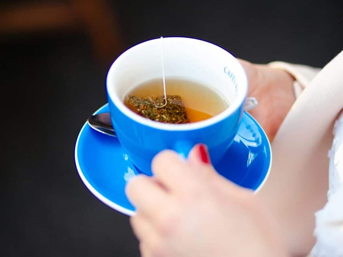 La menopausia afecta al corazón, así te pueden ayudar el chocolate y el té