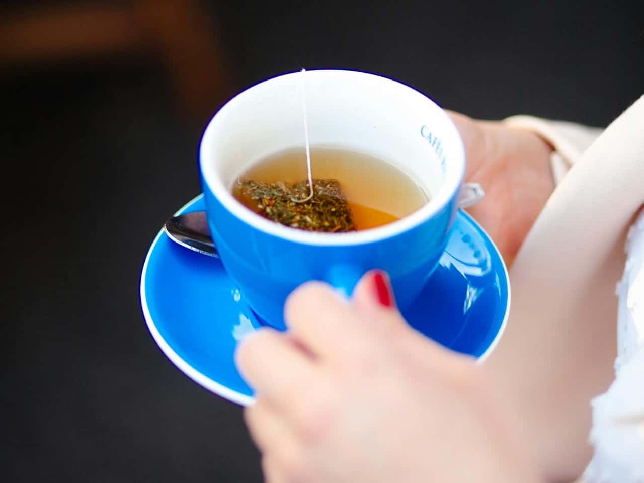 La menopausia afecta al corazón, así te pueden ayudar el chocolate y el té