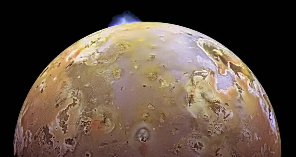 Estas son erupciones volcánicas más grandes conocidas fuera de la Tierra 1 Esta imagen en color, tomada durante la novena órbita de Galileo alrededor de Júpiter, muestra dos columnas volcánicas en Io. Una de ellas fue captada en el borde de la luna, lo que indica una erupción sobre una caldera (depresión volcánica) denominada Pillan Patera. La columna observada por Galileo tiene 140 kilómetros (40 millas) de altura y también fue detectada por el telescopio espacial Hubble. Las imágenes en color se combinaron con un mosaico de alta resolución de imágenes obtenidas en diversas órbitas para mejorar los detalles de la superficie. El norte se encuentra en la parte superior de la imagen. La resolución es de aproximadamente dos kilómetros (2 millas) por píxel. © NASA, JPL, Universidad de Arizona