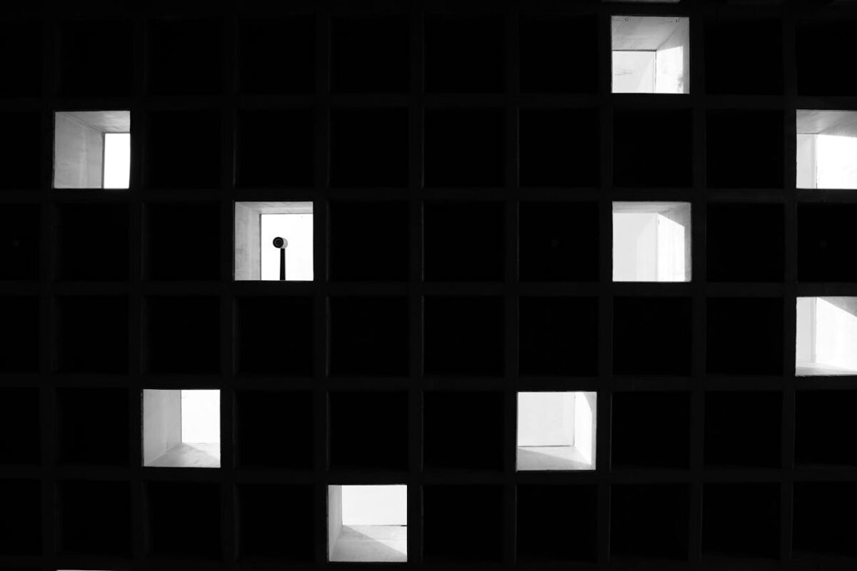 Hay algo que es más rápido que la luz: la oscuridad