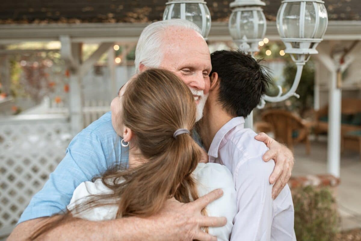 Tener hijos te hace más feliz, pero solo cuando se han ido de casa