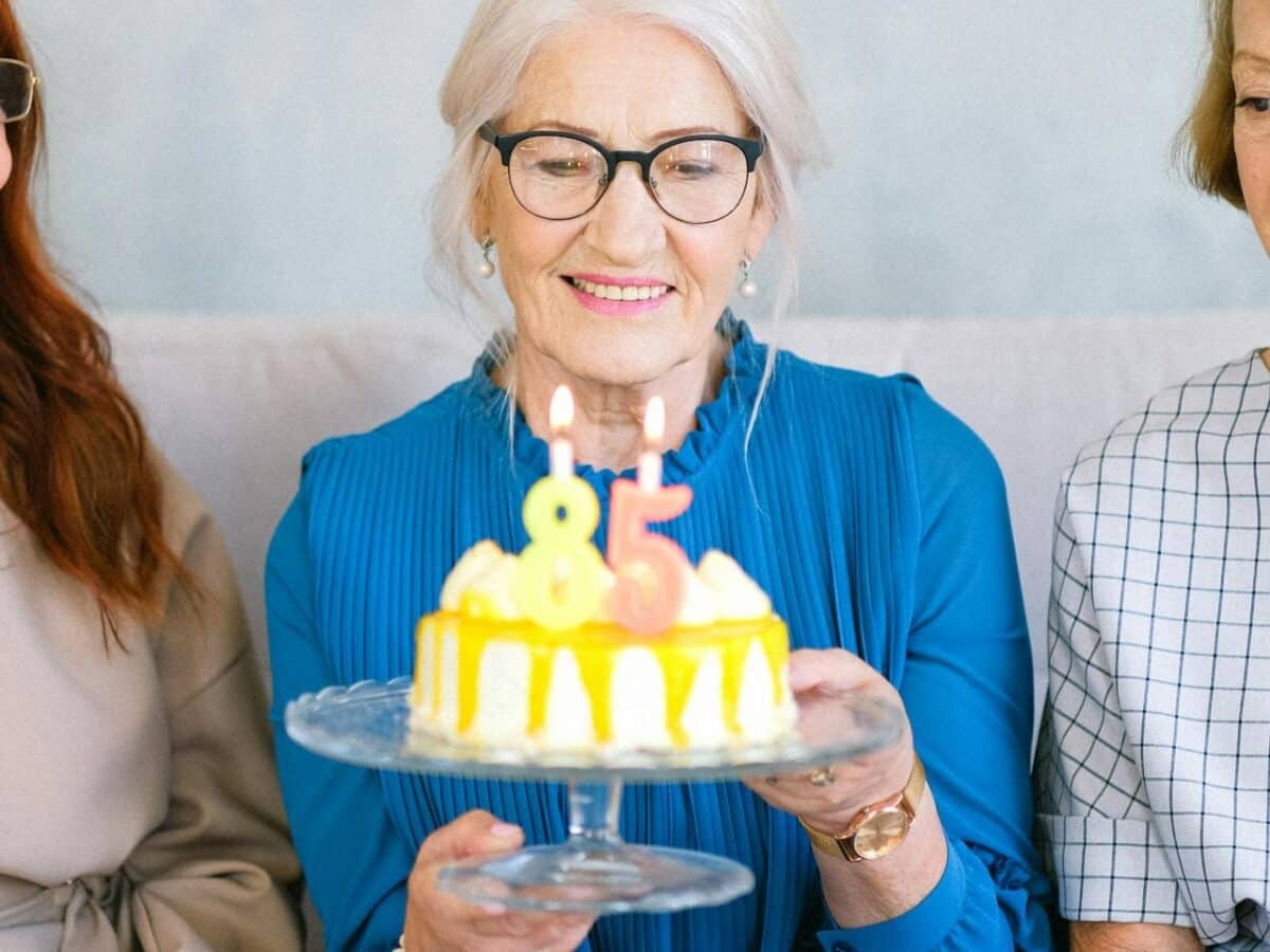 Estudio: la viudez en el hombre acorta la vida, las viudas se vuelven más sanas y felices