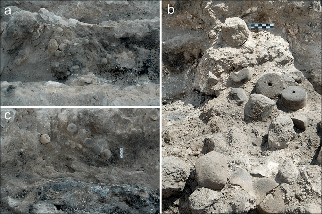 Etapas sucesivas de la excavación del yacimiento donde se concentraban los pesos de telar (figura de los autores).