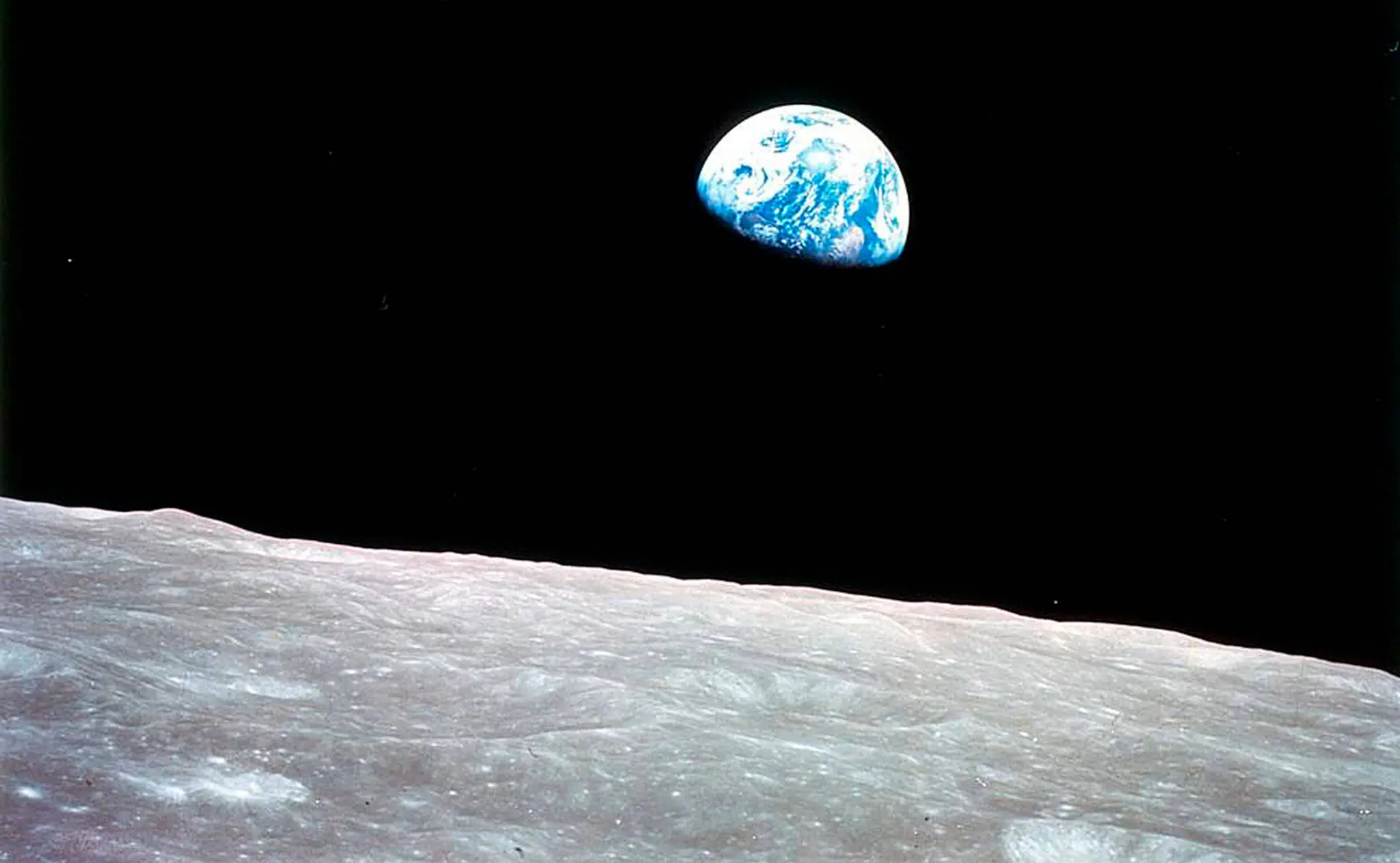 «Earthrise» es una fotografía de la Tierra tomada desde la órbita lunar por el astronauta William Anders el 24 de diciembre de 1968, durante la misión Apolo 8. NASA