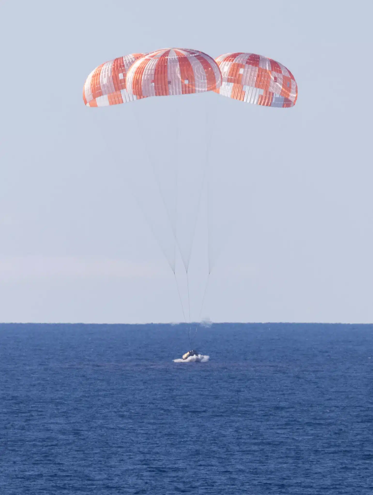La nave espacial Orión de la NASA, con los tripulantes de la misión Artemis II —los astronautas de la NASA Reid Wiseman, comandante; Victor Glover, piloto; Christina Koch, especialista de misión; y el astronauta de la CSA (Agencia Espacial Canadiense) Jeremy Hansen, especialista de misión— a bordo, fue vista al amerizar a las 17:07 h PDT en el océano Pacífico, frente a la costa de California, el viernes 10 de abril de 2026. La misión Artemis II de la NASA llevó a Wiseman, Glover, Koch y Hansen a un viaje de 10 días alrededor de la Luna y de vuelta a la Tierra.Crédito: NASA/Joel Kowsky