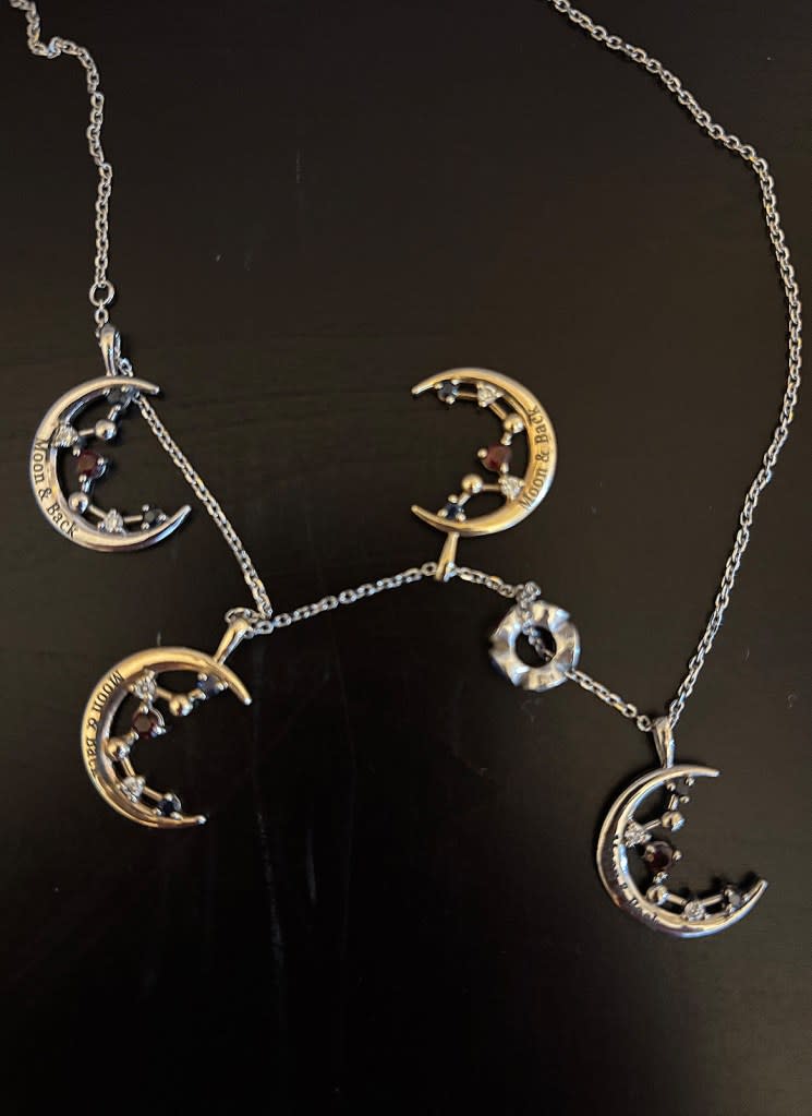 Jeremy Hansen preparó un collar con colgantes en forma de luna en los que estaba grabado «Moon and back» y que incluían las piedras natales y los nombres de su familia.
