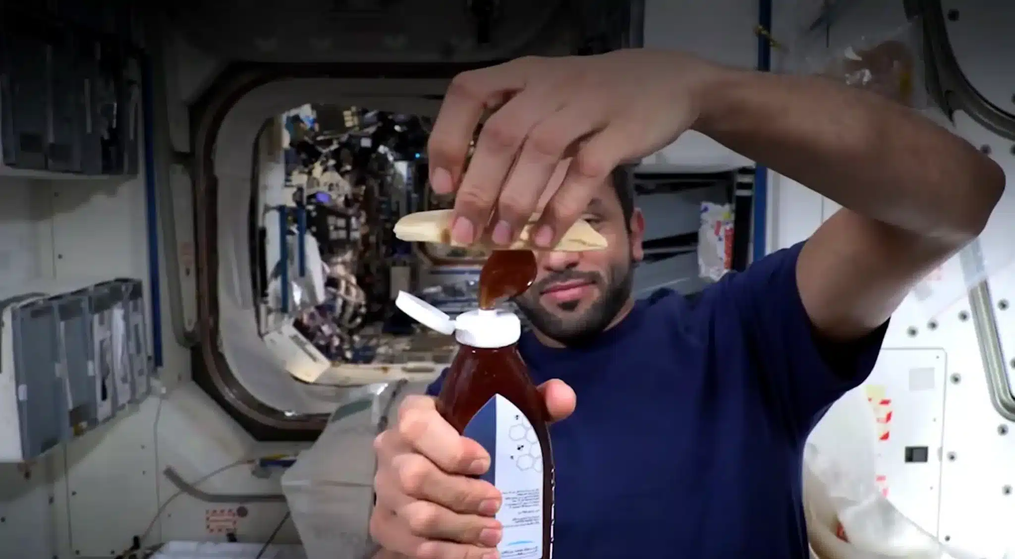 ¿Dónde van al baño los astronautas? Así es la vida en el módulo Orion rumbo a la Luna 5 Comida de los astronautas a bordo del módulo Orion. NASA.
