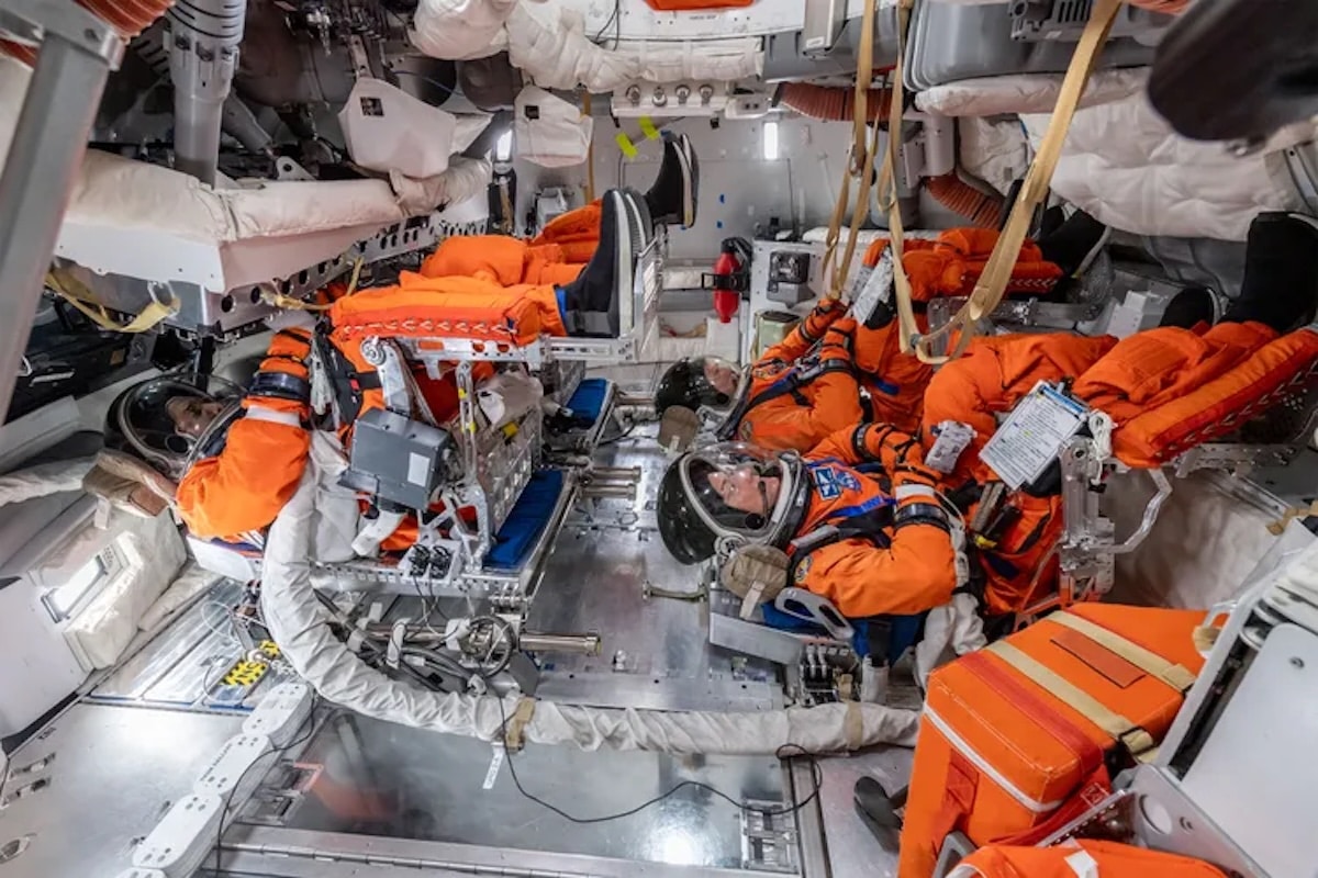 Astronautas dentro del modulo Orion antes del despegue. NASA
