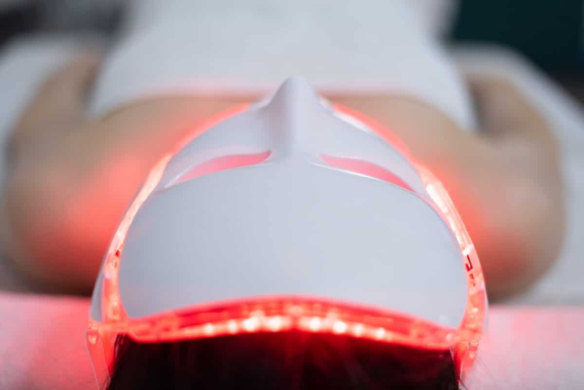 La ciencia detrás de las máscaras de luz LED infrarroja: así funcionan (o no)
