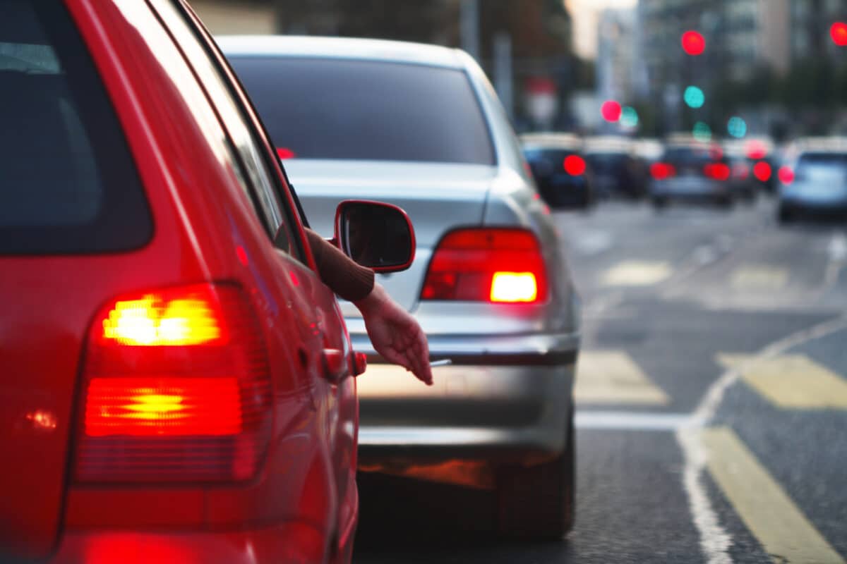 La ley de Voorhees: para qué sirve el semáforo y por qué el coche lento que has adelantado llega igual que tú