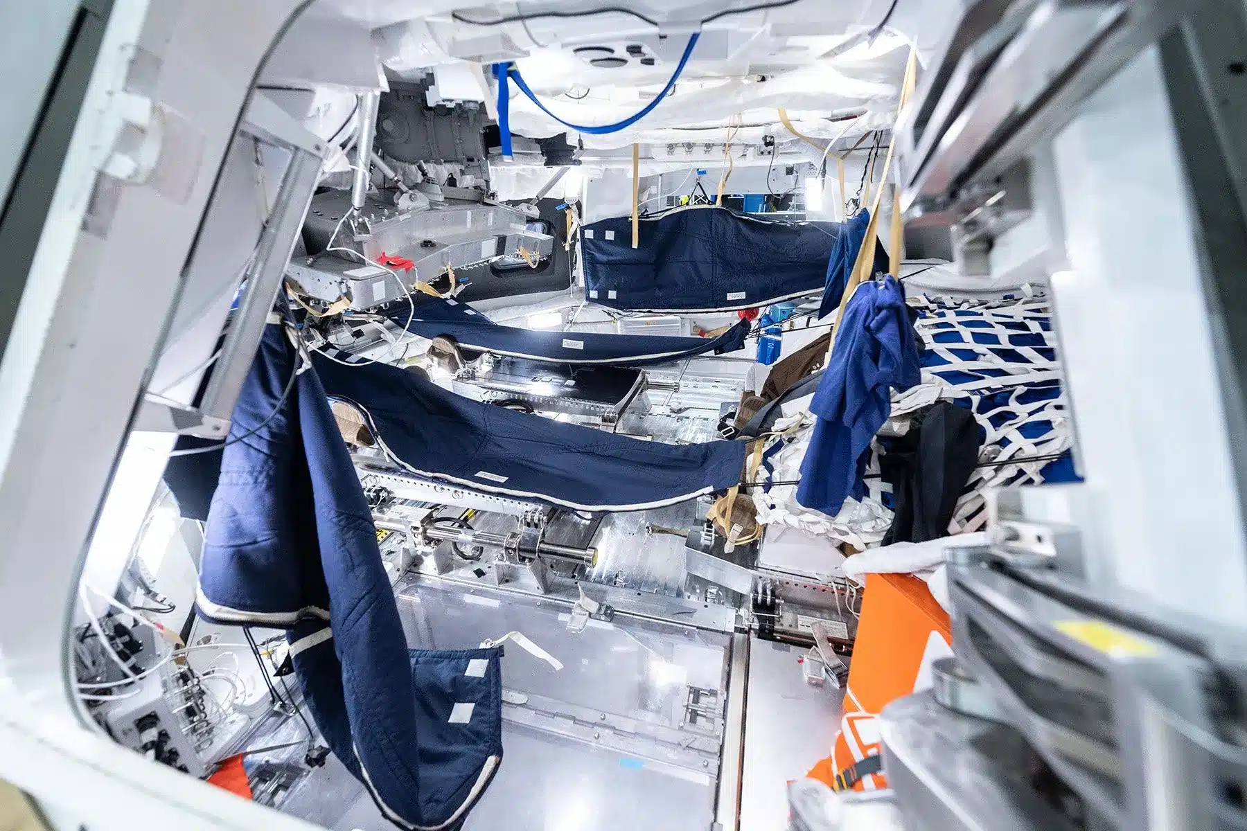 ¿Dónde van al baño los astronautas? Así es la vida en el módulo Orion rumbo a la Luna 4 Hamacas para el descanso de los astronautas en el modulo Orion. NASA