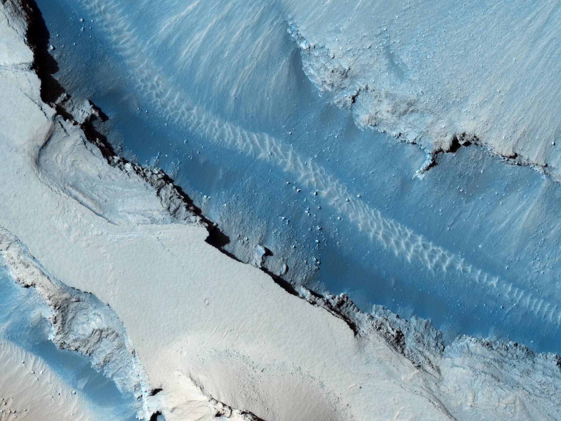 Imagen de parte de Cerberus Fossae cerca de los valles de Athabasca tomada por el Mars Reconnaissance Orbiter