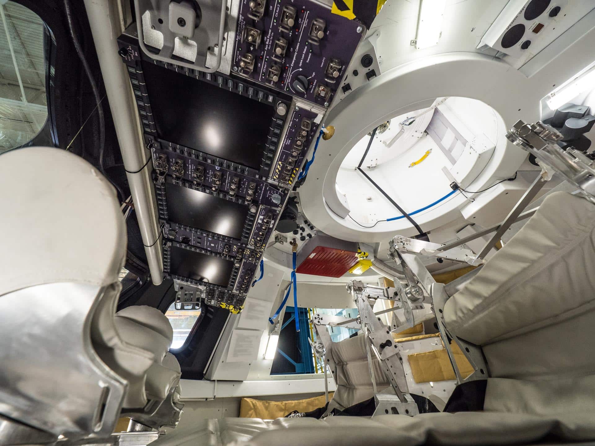 Pantallas de ordenador con los sistemas de propulsión y soporte vital del módulo Orion. NASA