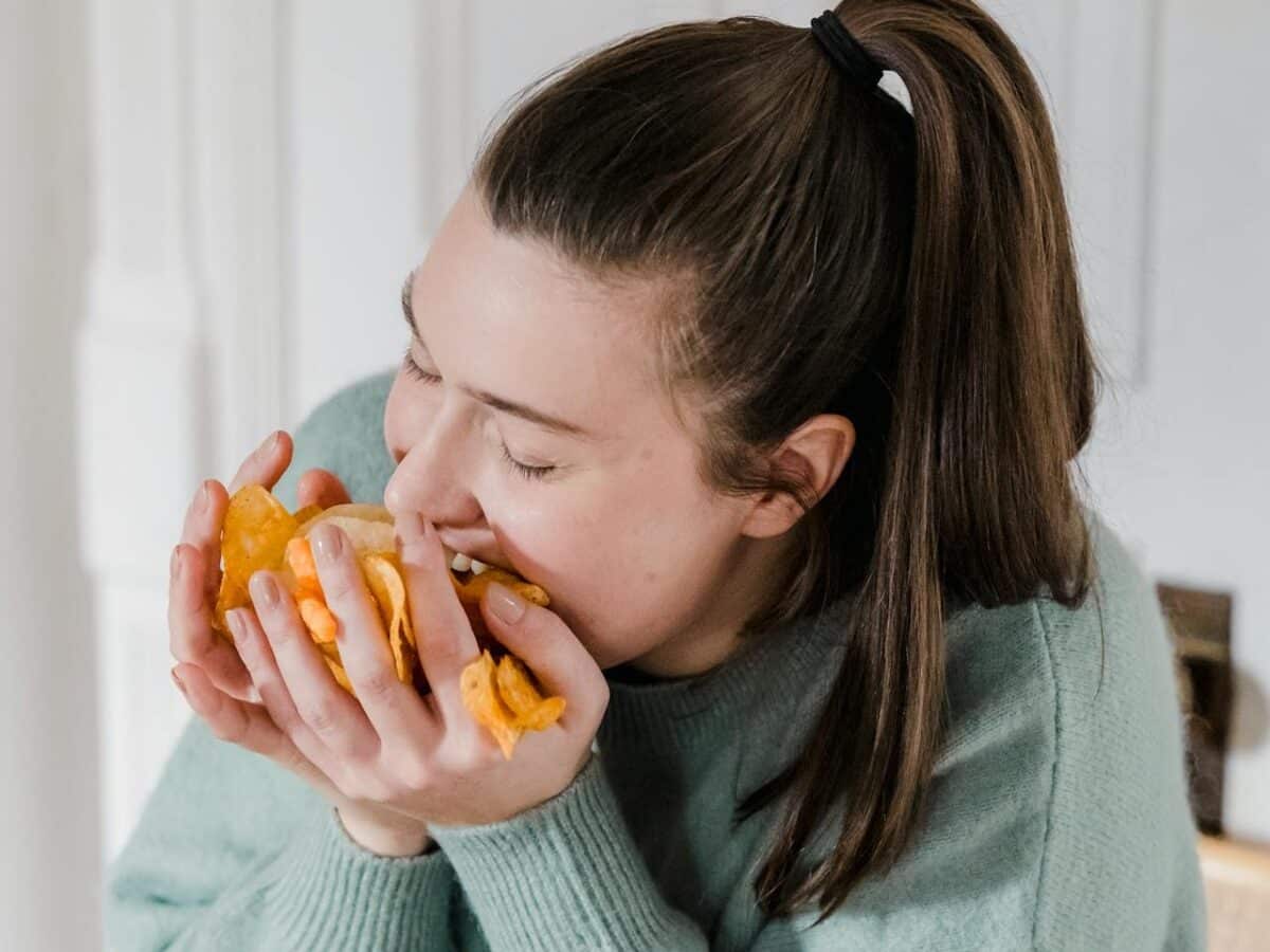 Por qué algunas personas nunca engordan aunque coman mucho, según la ciencia