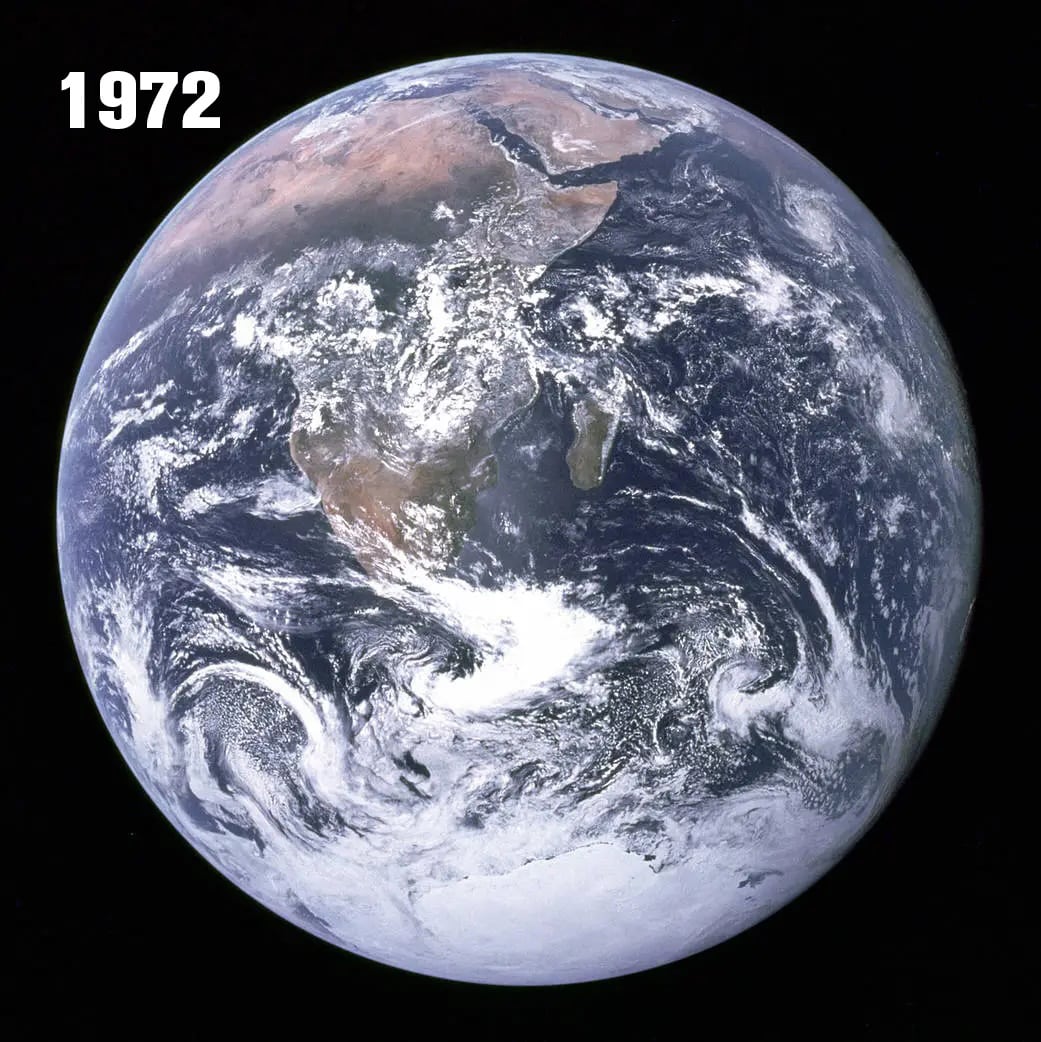 Vista de la Tierra tal y como la contempló la tripulación del Apolo 17 —el astronauta Eugene A. Cernan, comandante; el astronauta Ronald E. Evans, piloto del módulo de mando; y el científico y astronauta Harrison H. Schmitt, piloto del módulo lunar— mientras se dirigían hacia la Luna. Esta fotografía tomada durante la fase de vuelo de aproximación a la Luna abarca desde la zona del mar Mediterráneo hasta el casquete polar sur de la Antártida.