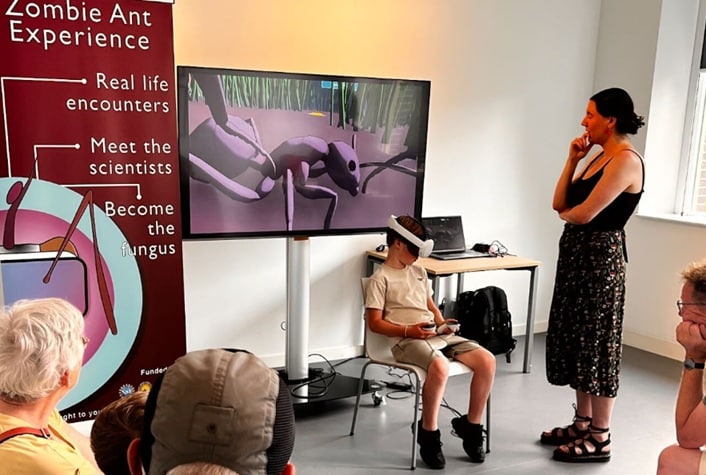 Un visitante de la UMU juega bajo la supervisión de Maite Goebbels
