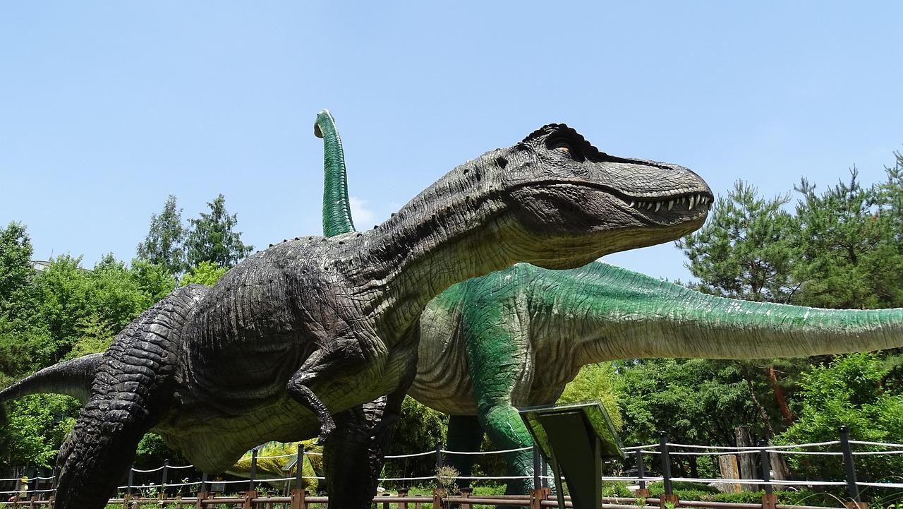 Representación Tiranosaurio rex y saurópodo (cuello largo). Parque Junggye Geunrin en Seúl, Corea del Sur