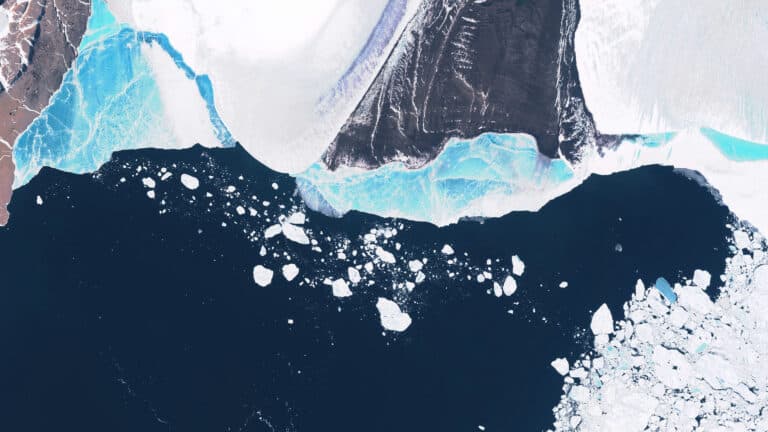 Glaciar en Groenlandia, bloques de hielo flotando en el océano, cambios estacionales en los glaciares. Contiene datos modificados del satélite Copernicus Sentinel.