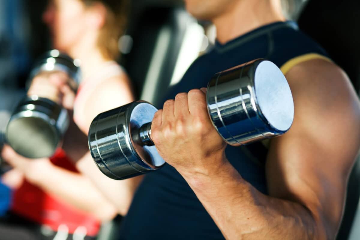 No hace falta matarse en el gimnasio: el ejercicio de baja intensidad también construye músculo, pero hay truco