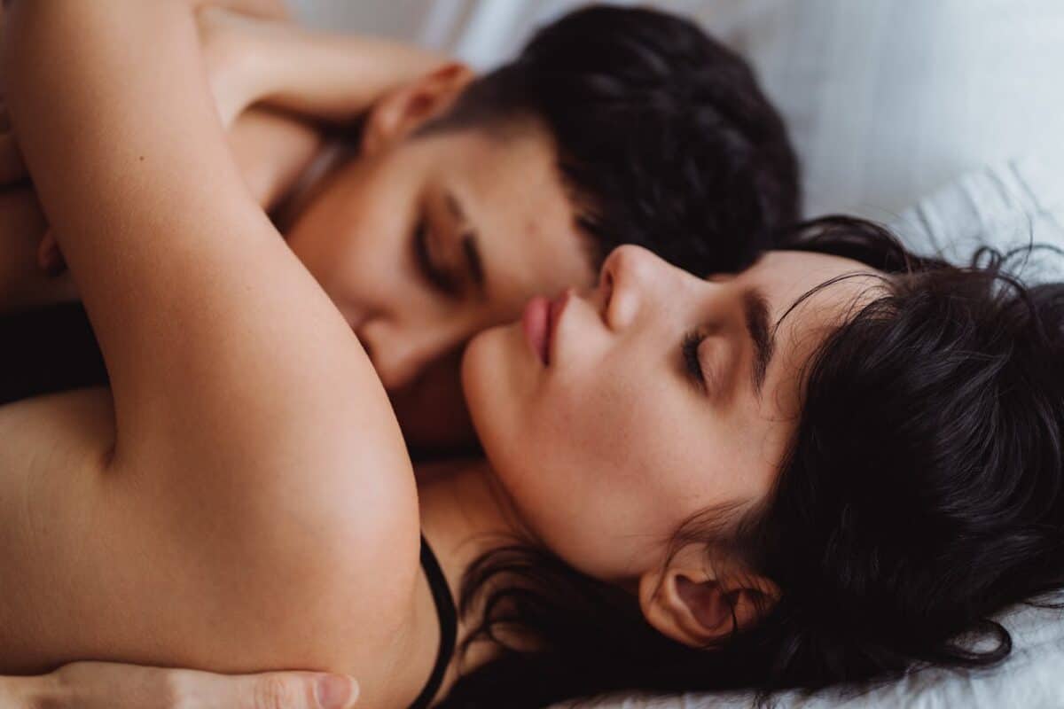 ¿Fantaseas con otras personas en la cama? No es por un problema en tu relación 