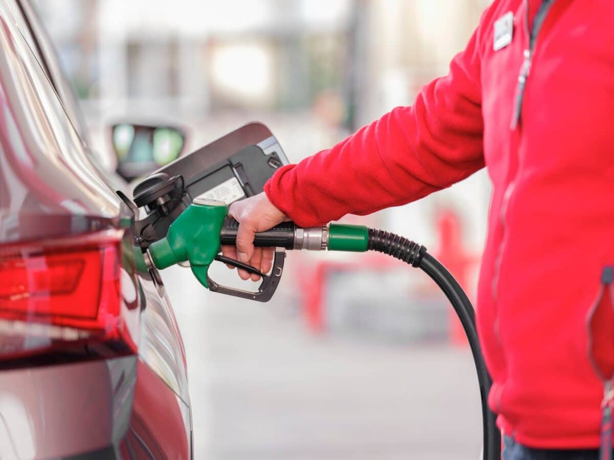 En España la gasolina es sin plomo desde hace años, pero ¿puede seguir en el aire?