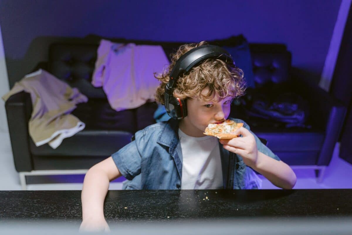Obesidad infantil: los niños que usan pantallas comen más y peor