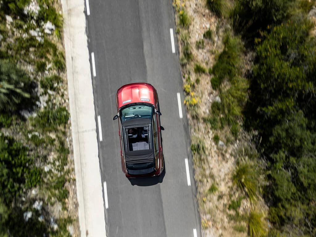 ¿Por qué dejaron de venderse los descapotables? El Renault 4 Plein Sud E-Tech tiene la respuesta