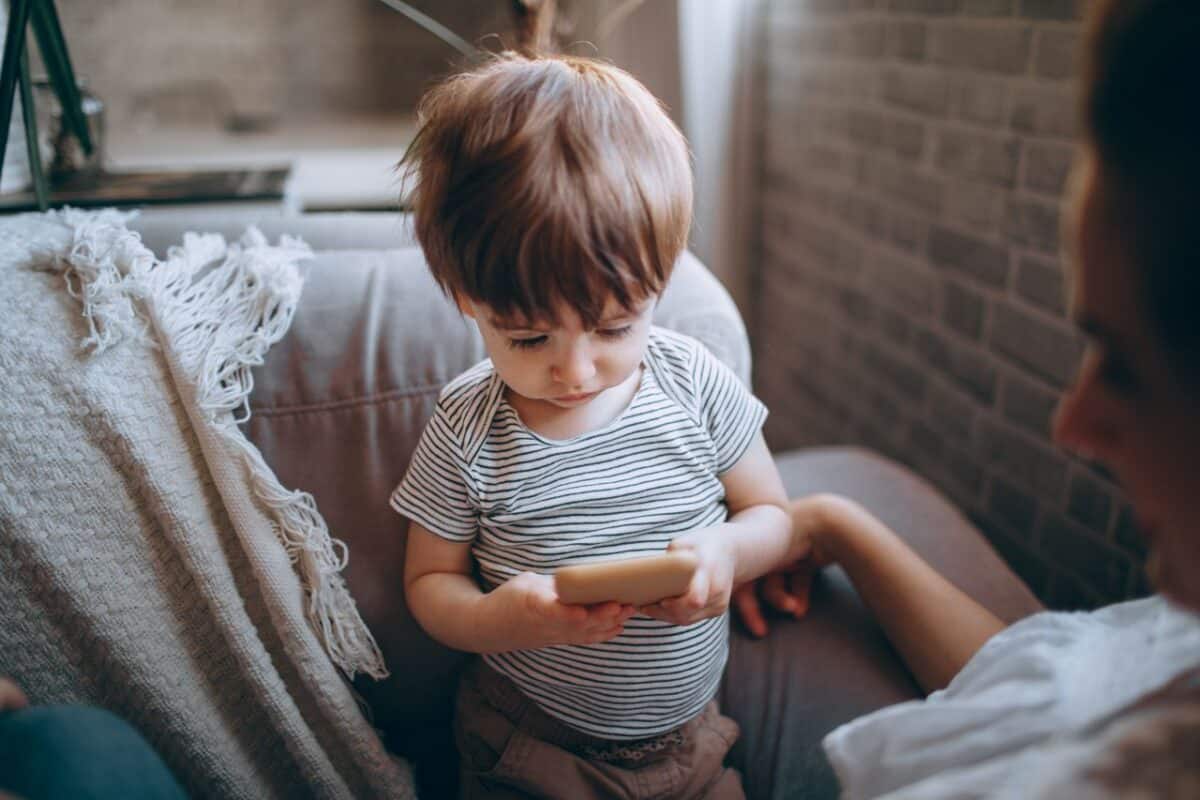 El móvil daña el cerebro de tus hijos, sobre todo en estas dos edades