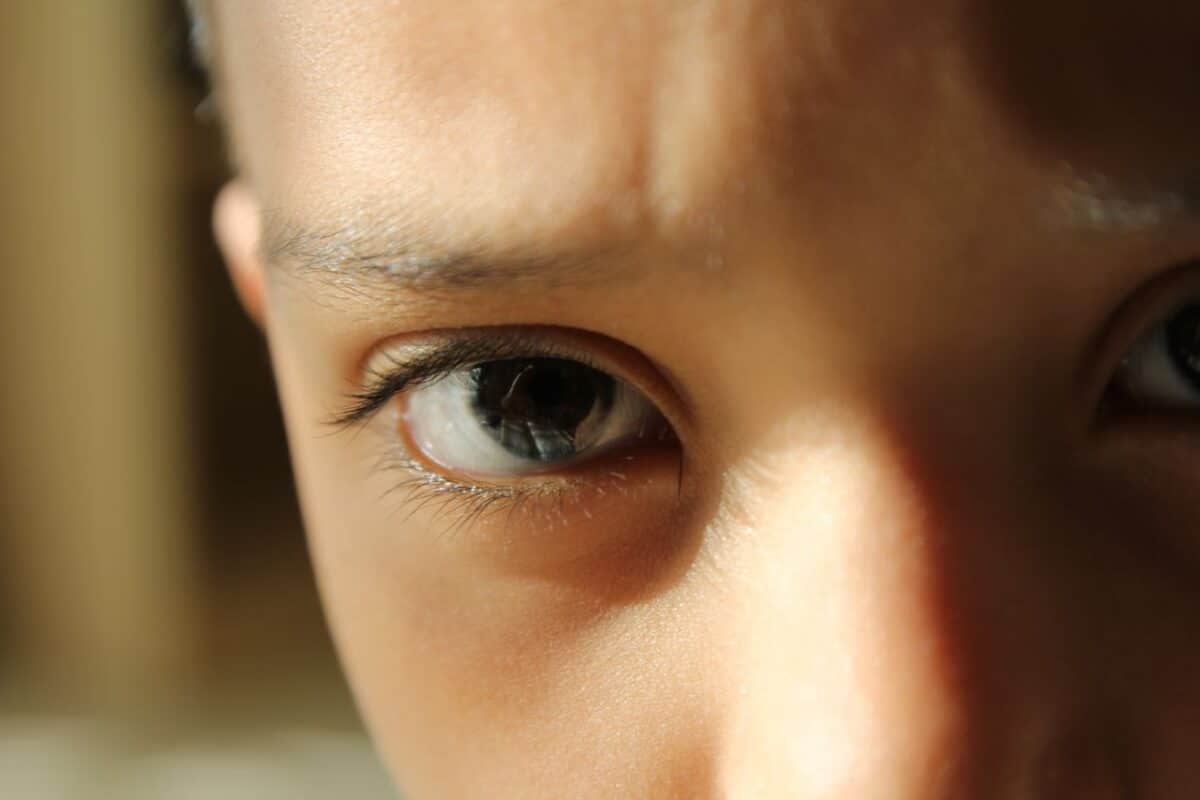 La depresión deja una huella en los ojos de los niños antes de que nadie la detecte