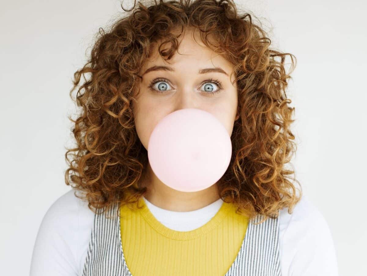 ¿Te preocupan los microplásticos? Deja ya de comer chicle