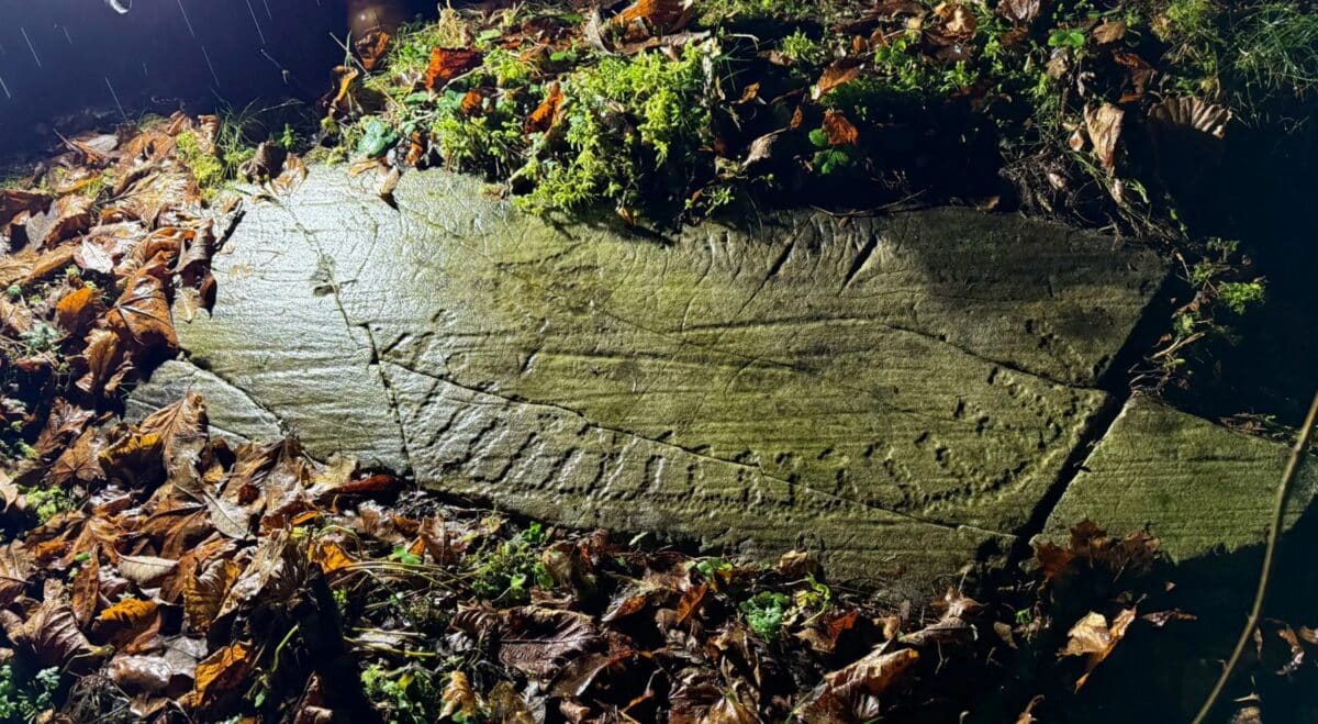 Un padre y su hija hacen un descubrimiento arqueológico de antes de los vikingos dando un paseo
