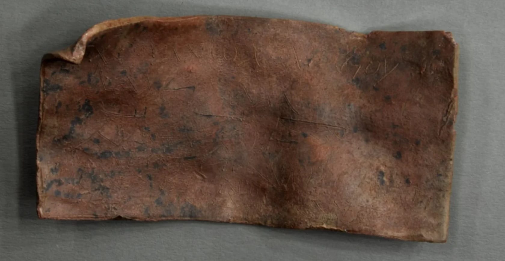 Tablilla de maldición de Heerlen con una invocación en griego antiguo a deidades y demonios, al estilo egipcio