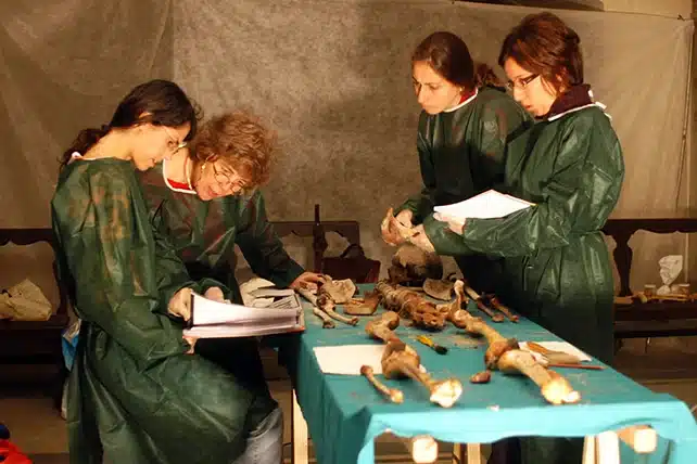 Resuelto el misterio del Gran Duque de Médici, un CSI real después de cuatro siglos 3 Algunos miembros del equipo de investigación que estudia los restos. (Valentina Giuffra/Universidad de Pisa)
