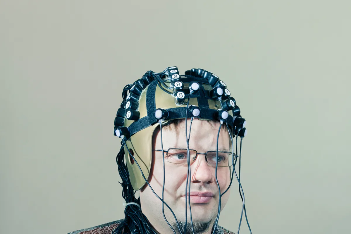 Joan Camprodon, neuropsiquiatra: "El derecho de acceso a la información de mi cerebro es mío y solo mío" 6 El casco de Dios