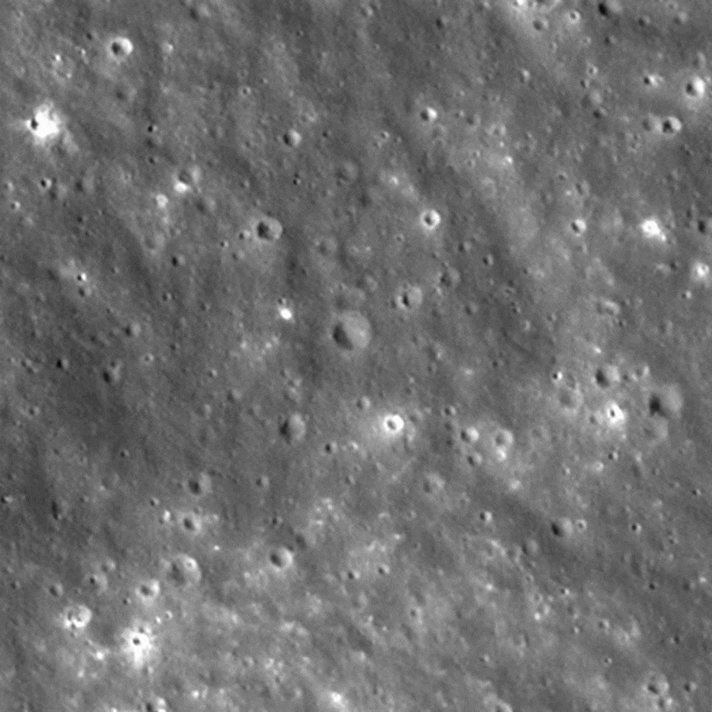 Las fotos del cráter que ha dejado en la Luna el cohete Falcon de Elon Musk 2 La NASA ha compartido una animación que muestra el cráter formado tras el impacto de la etapa superior de un Falcon 9 contra la superficie lunar el 5 de agosto, con imágenes del antes y el después. NASA Goddard/Intuitive Machines